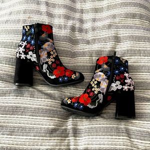 Qupid Embroidered Ankle Boots - Like New! Size 9